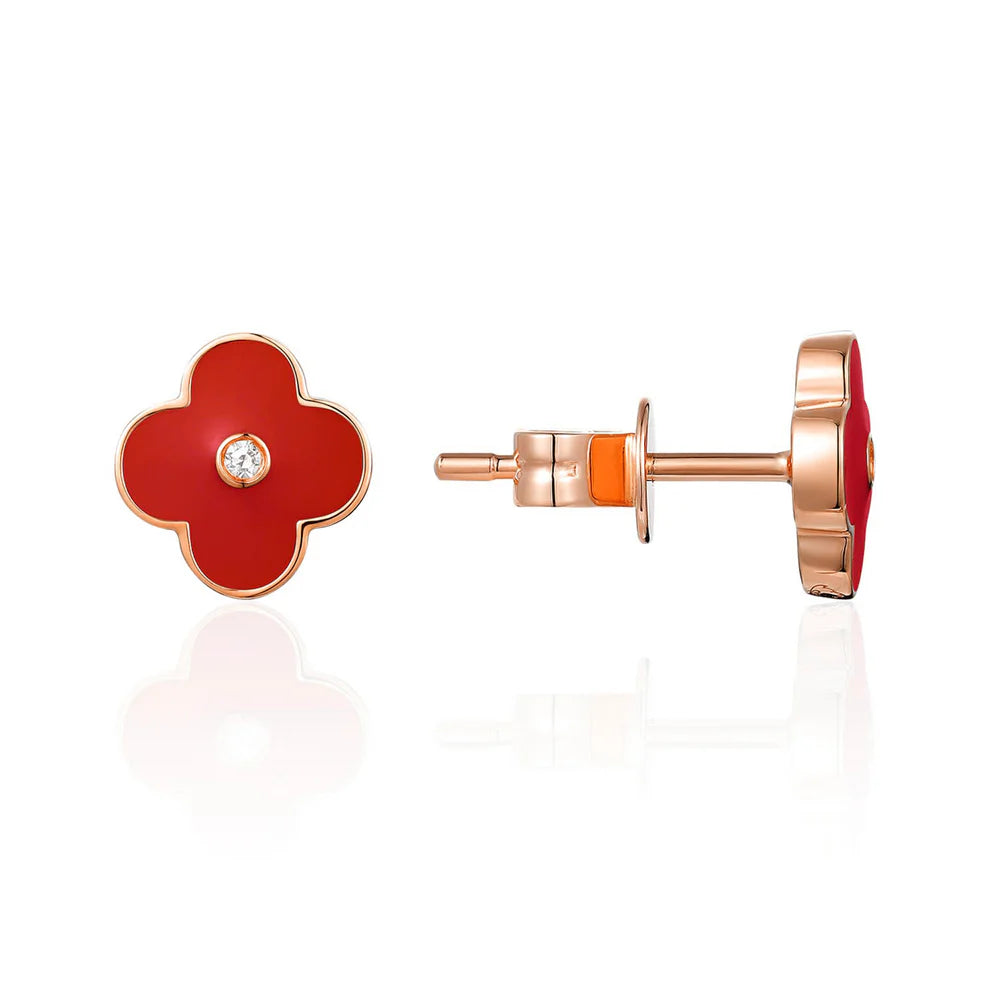 Enamel studs with a clover design. Diamond in its center for a stylish shine.