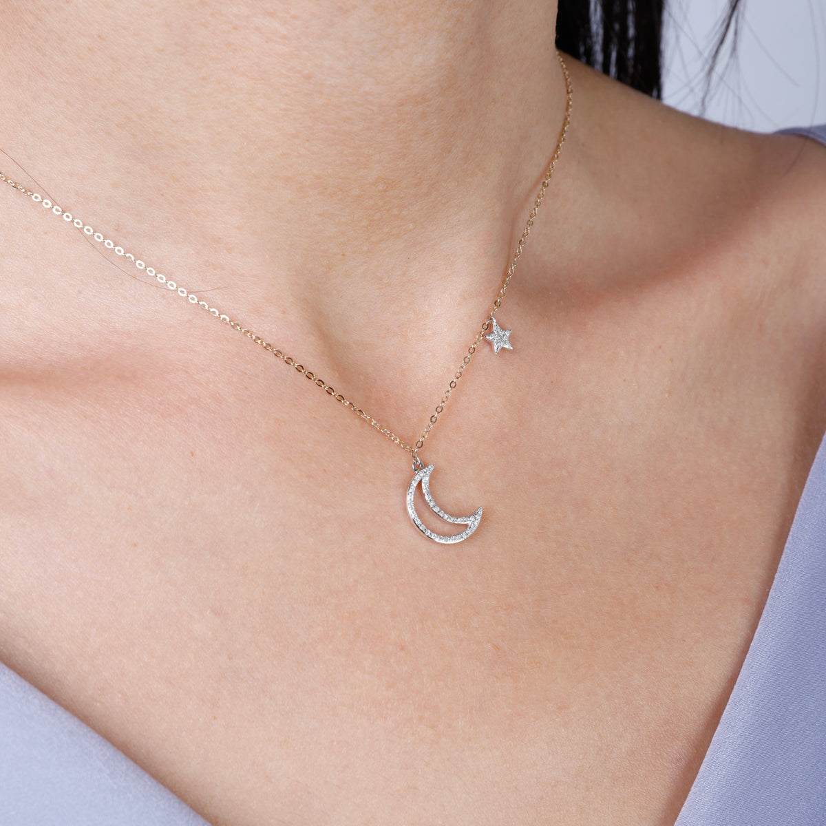 Handcrafted with an intricate crescent and star embellished with diamonds, create a majestic aura