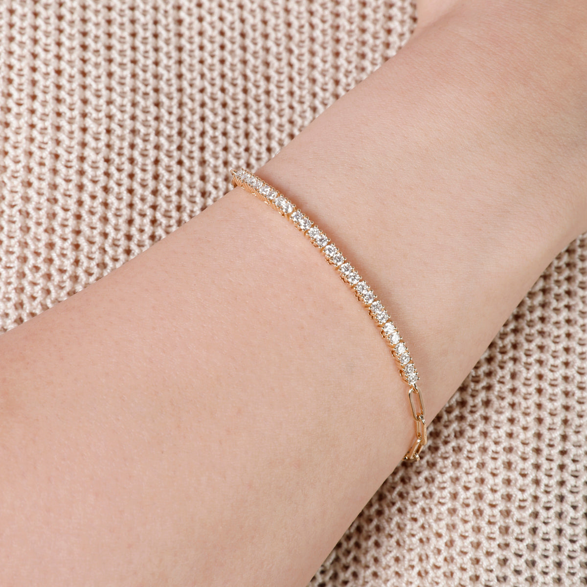 Exquisite Alexis Diamond and Gold Bracelet, a chain bracelet combining elegance and luxury.