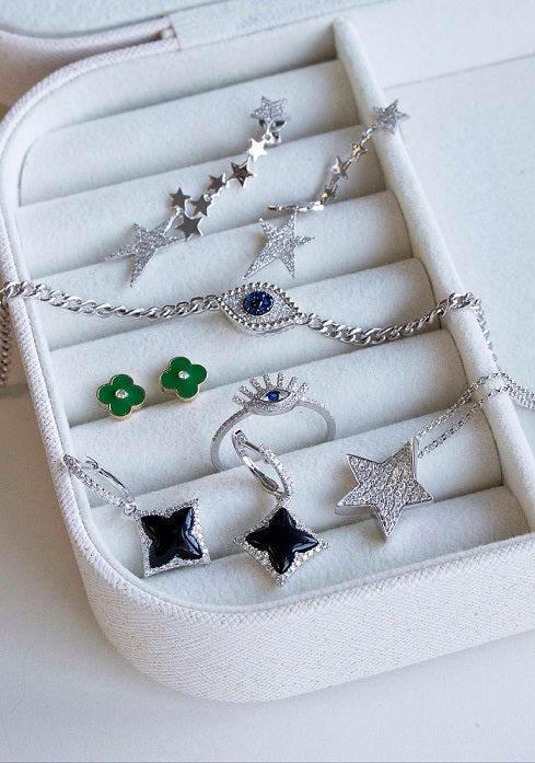 Jewelry that are the perfect graduation gift