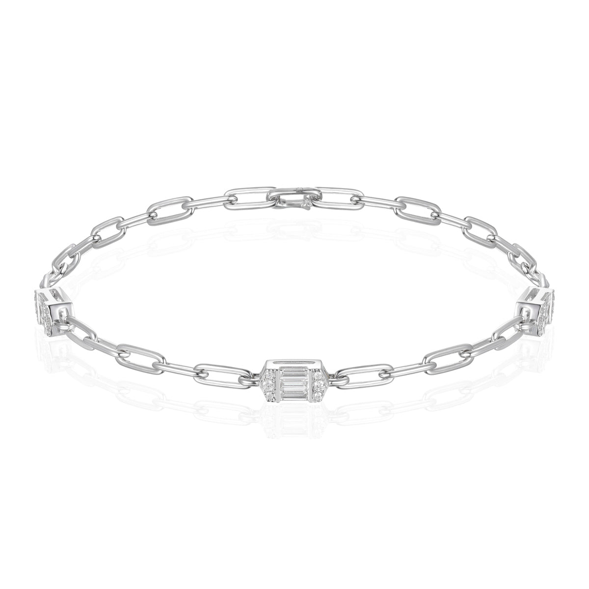 Chic baguette paperclip chain bracelet combined with delicate diamonds. 