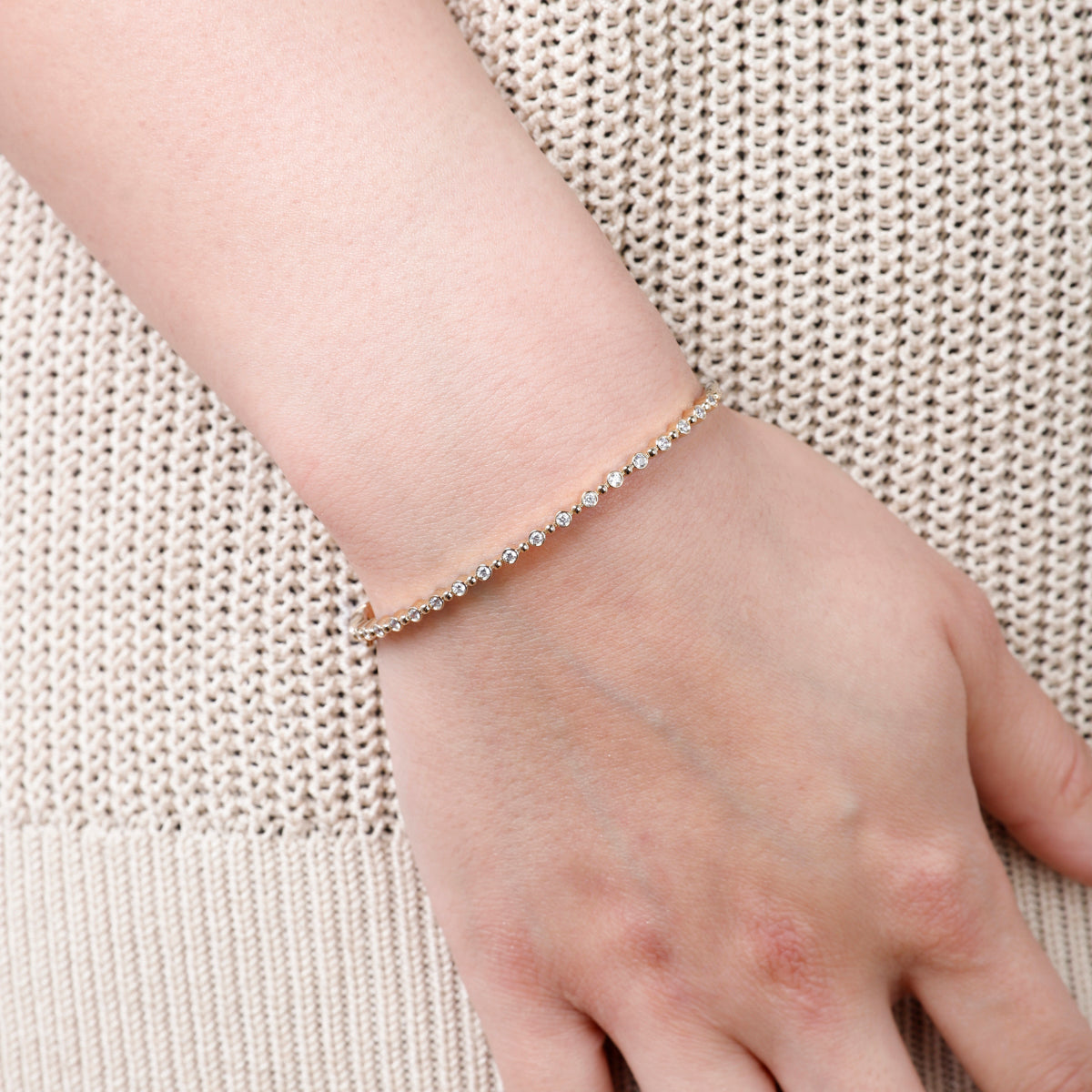 Bangle with elegance and simplicity. Crafted sparkling diamonds, effortlessly with classic beauty.