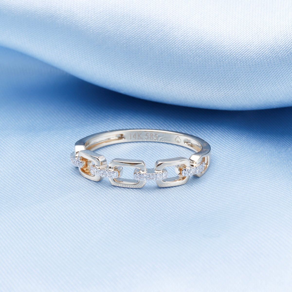 Stunning round cut diamond pave around an interlinked chain ring. Timeless beauty for everyday