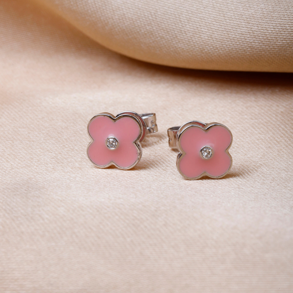 Enamel studs with a clover design. Diamond in its center for a stylish shine. 