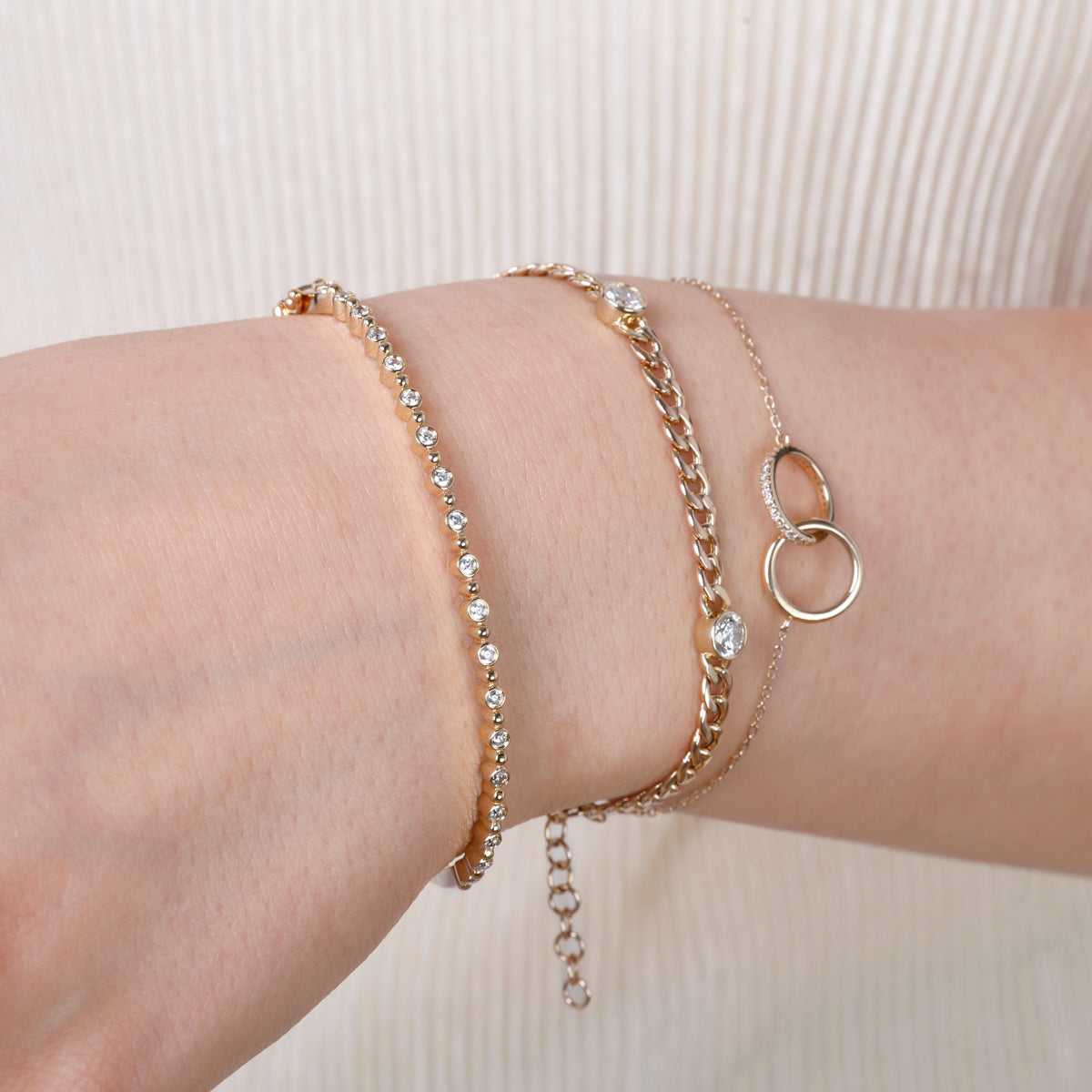 Bangle with elegance and simplicity. Crafted sparkling diamonds, effortlessly with classic beauty.