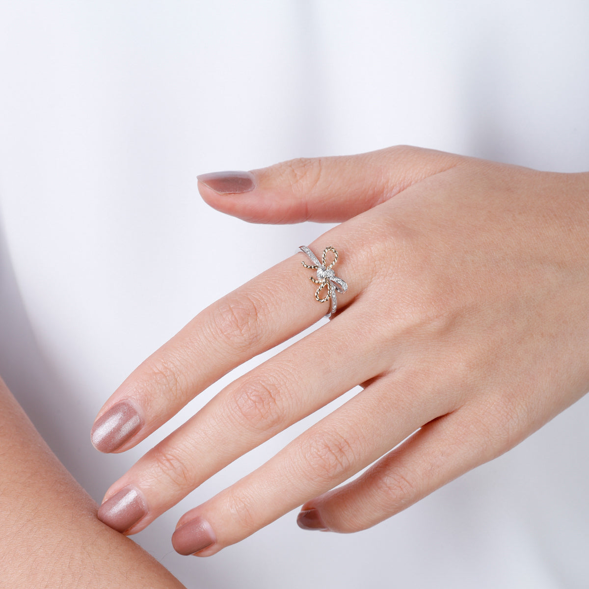 Bow Rope Ring is a timeless piece that has a distinctive bow-shaped with a  diamond in its center.