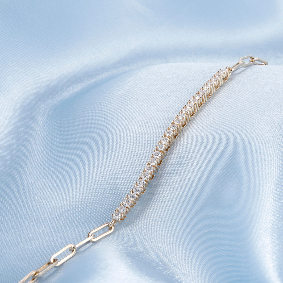 Exquisite Alexis Diamond and Gold Bracelet, a chain bracelet combining elegance and luxury. 