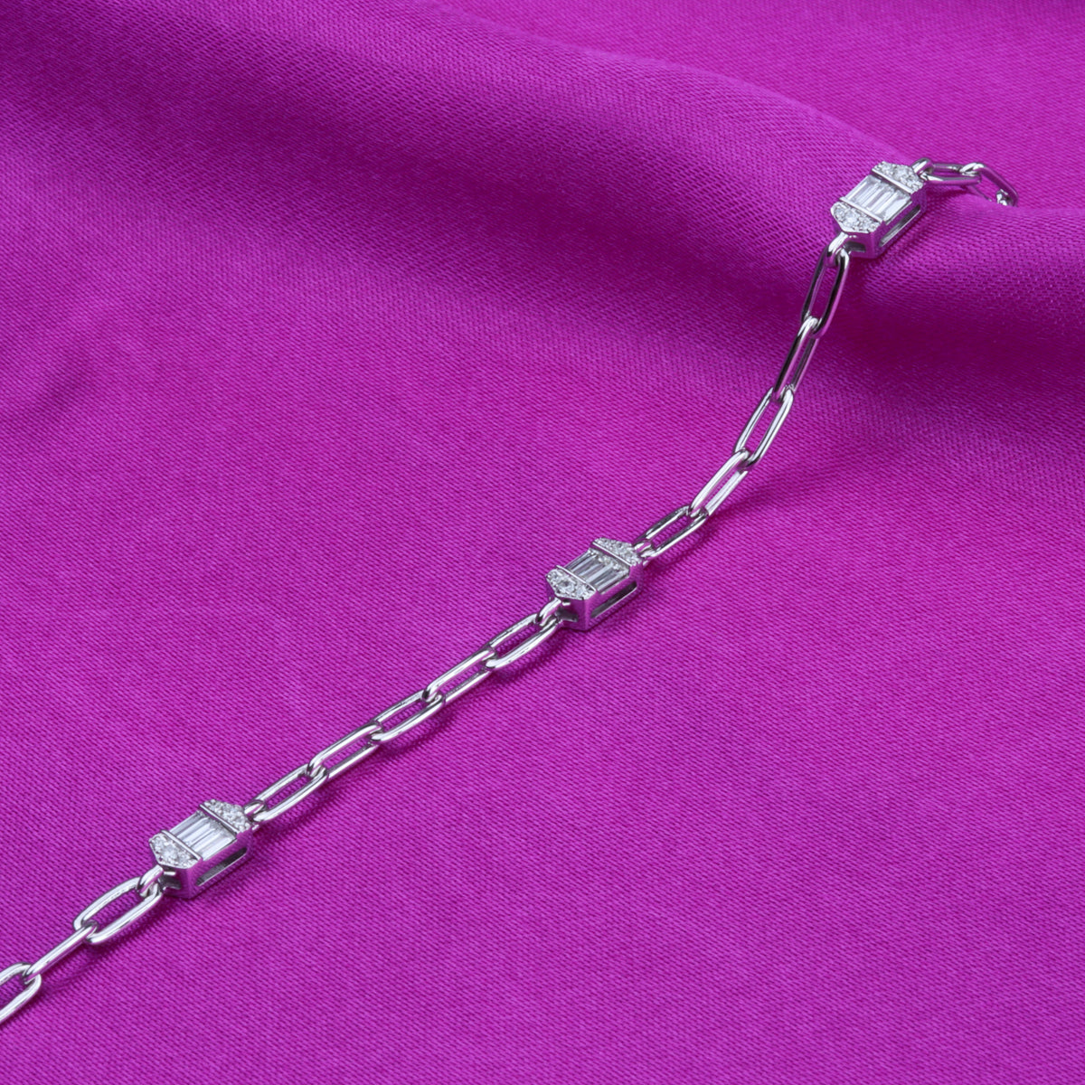 Chic baguette paperclip chain bracelet combined with delicate diamonds. 