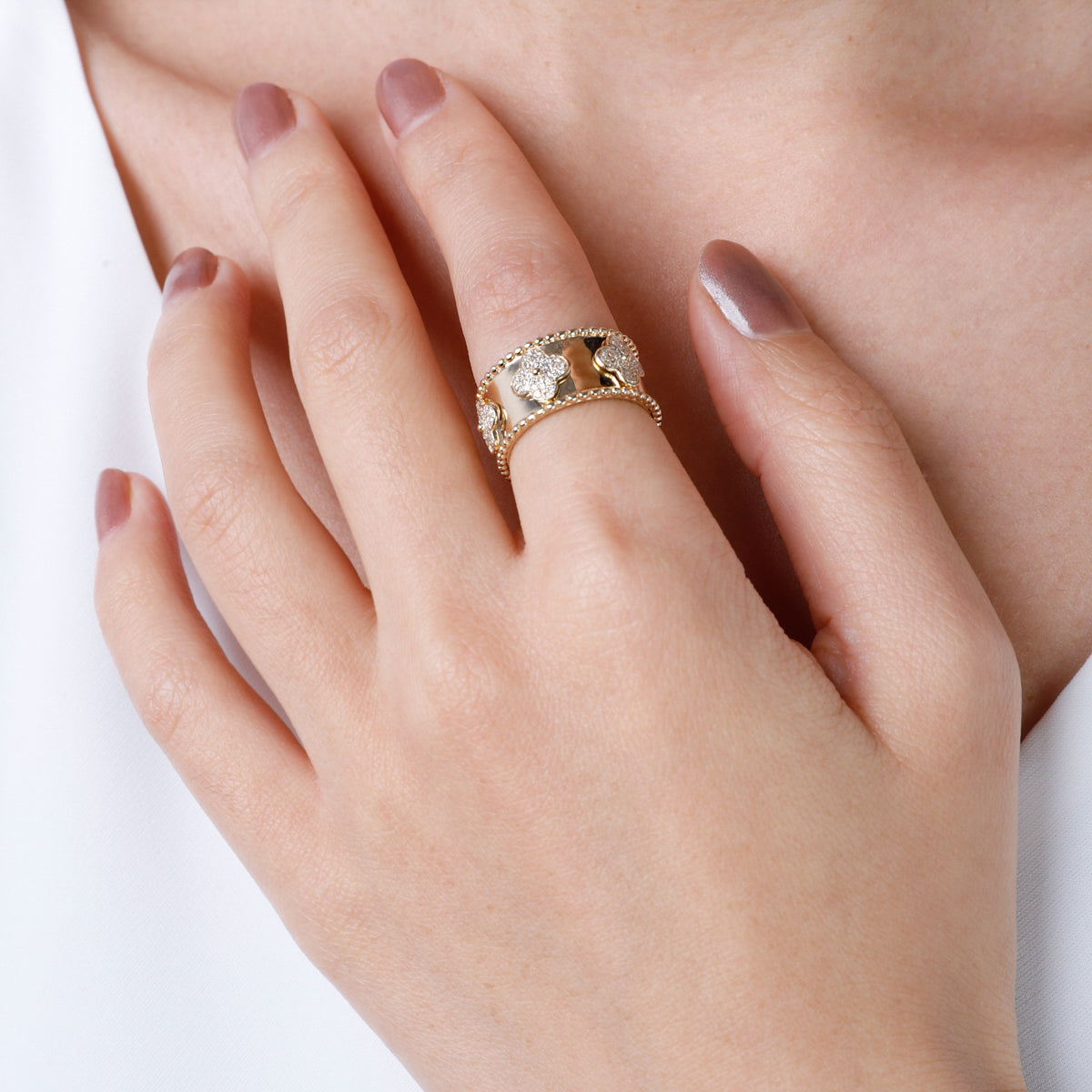 Discover elegance with the Alhambra Wide Band ring in 14k gold, encrusted with sparkling diamonds. 