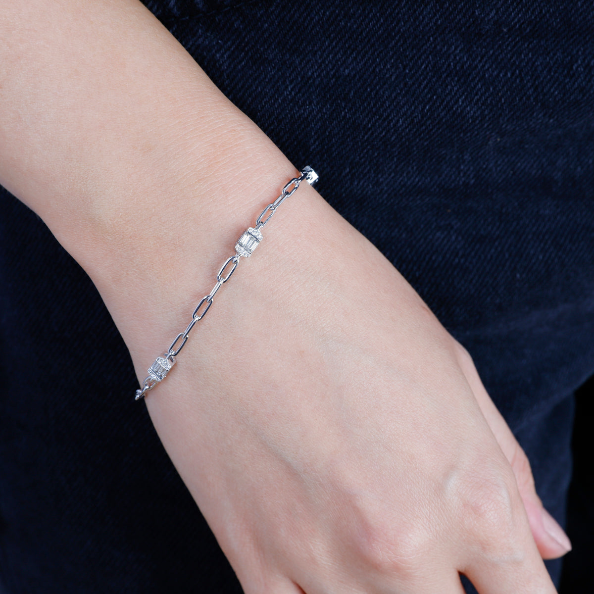 Chic baguette paperclip chain bracelet combined with delicate diamonds. 