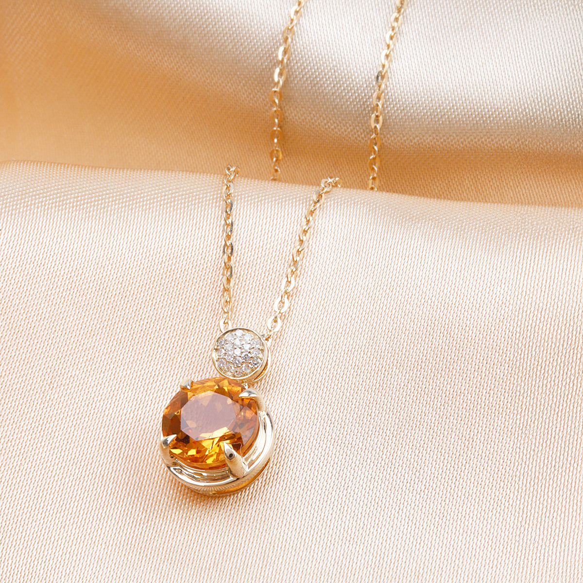 Lumnious Round Gem Necklace