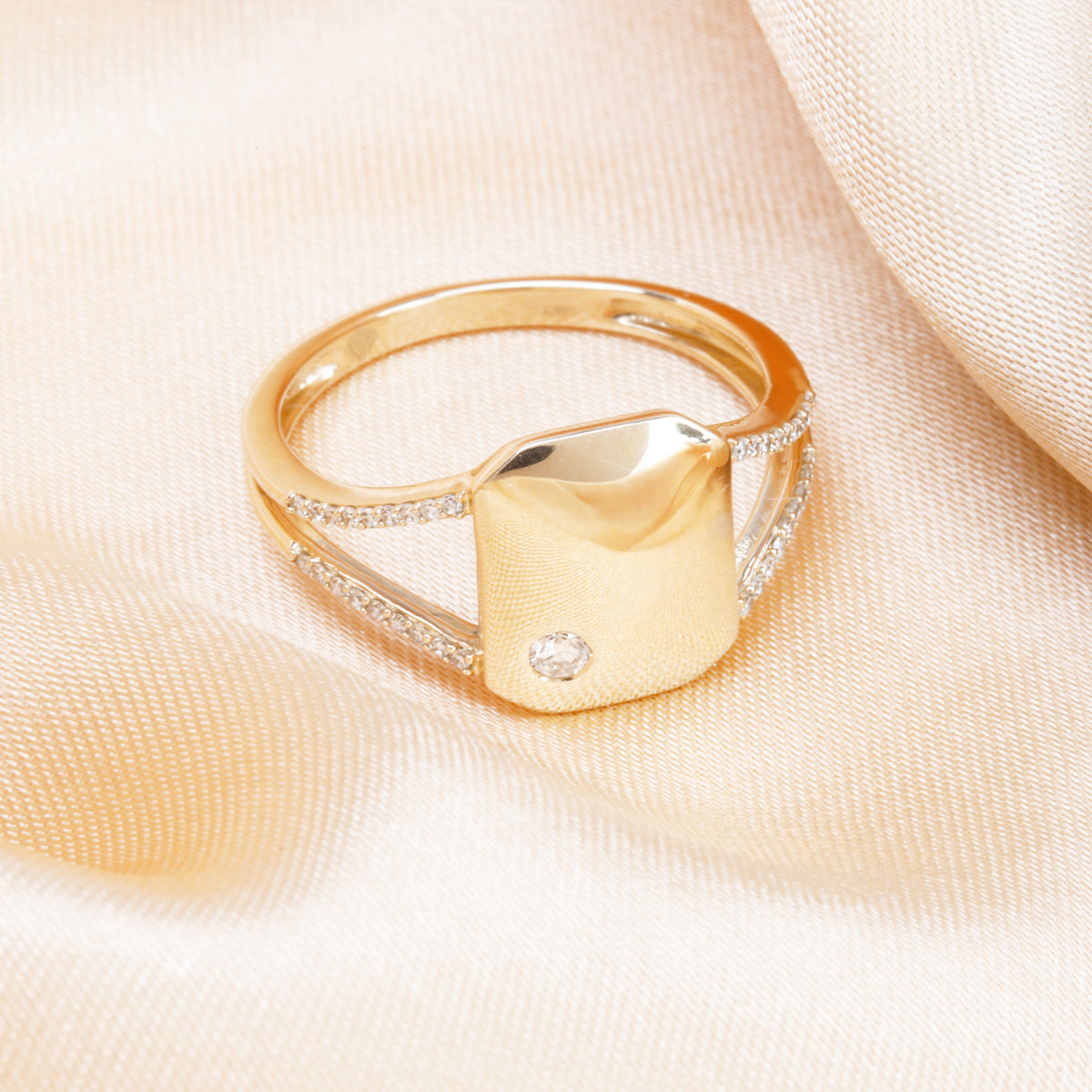 Speckle Split-Shank Ring