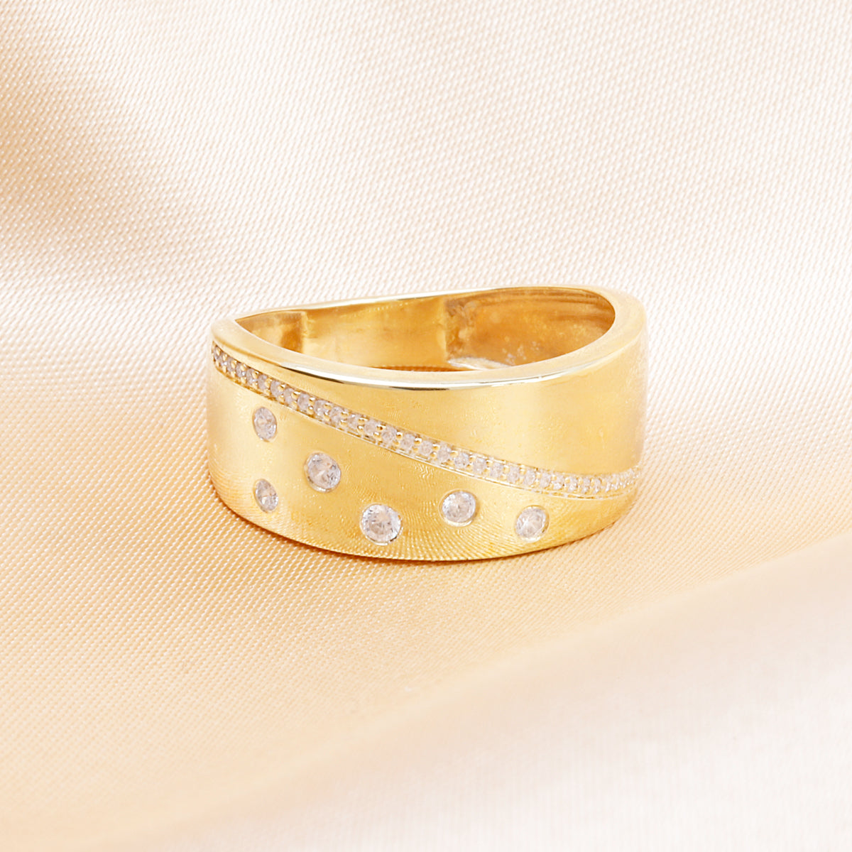 Bold Wave Speckles Diamond Band