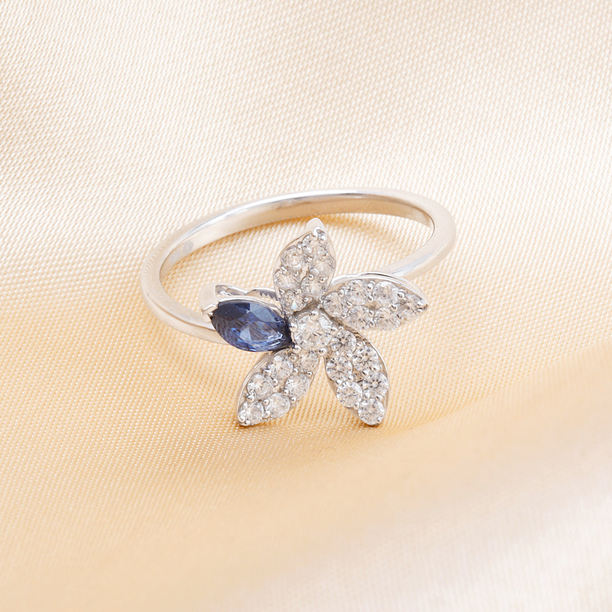 Fleur Gardenia Ring