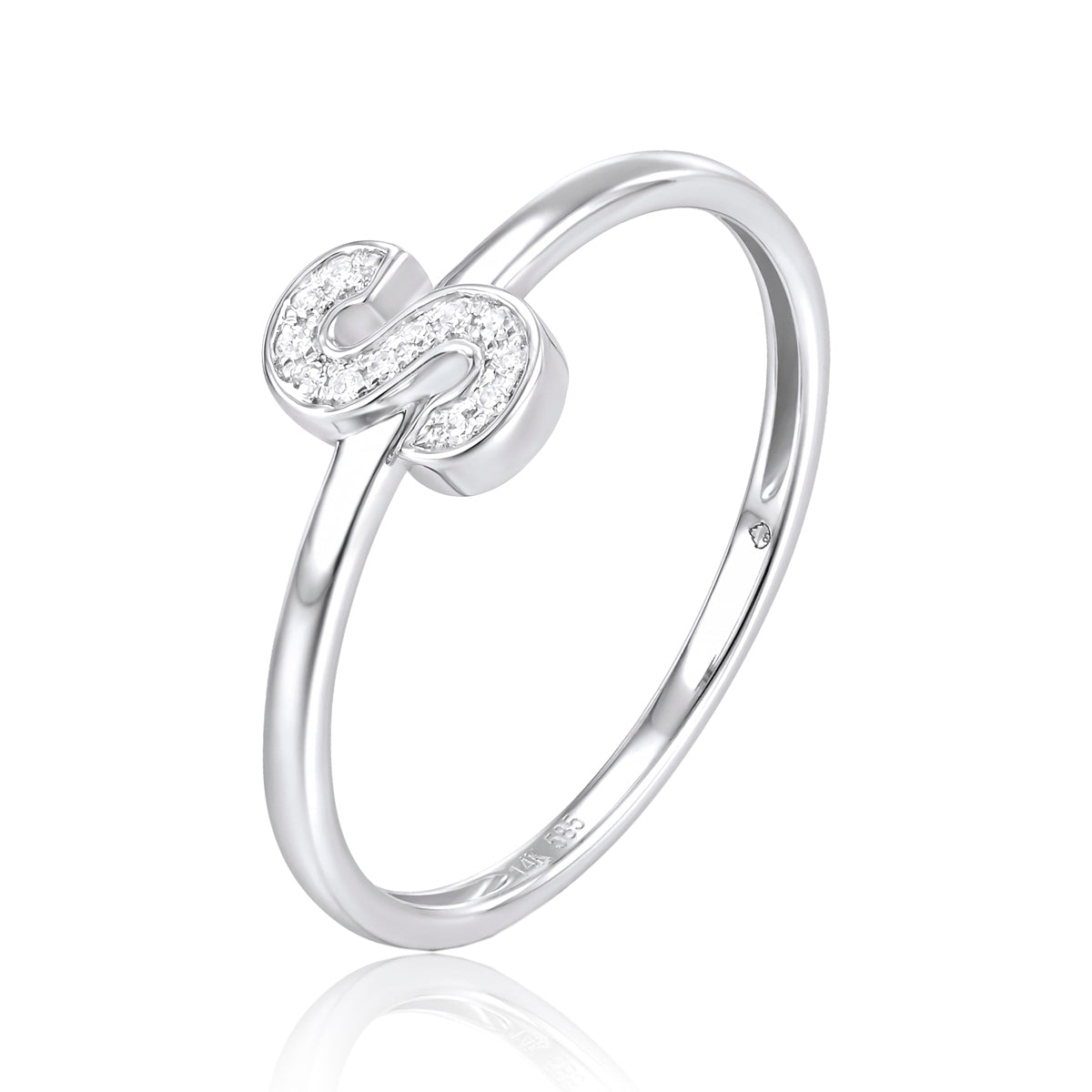 Block Initial Ring blends trends and timeless allure, making a distinct personalized statement.