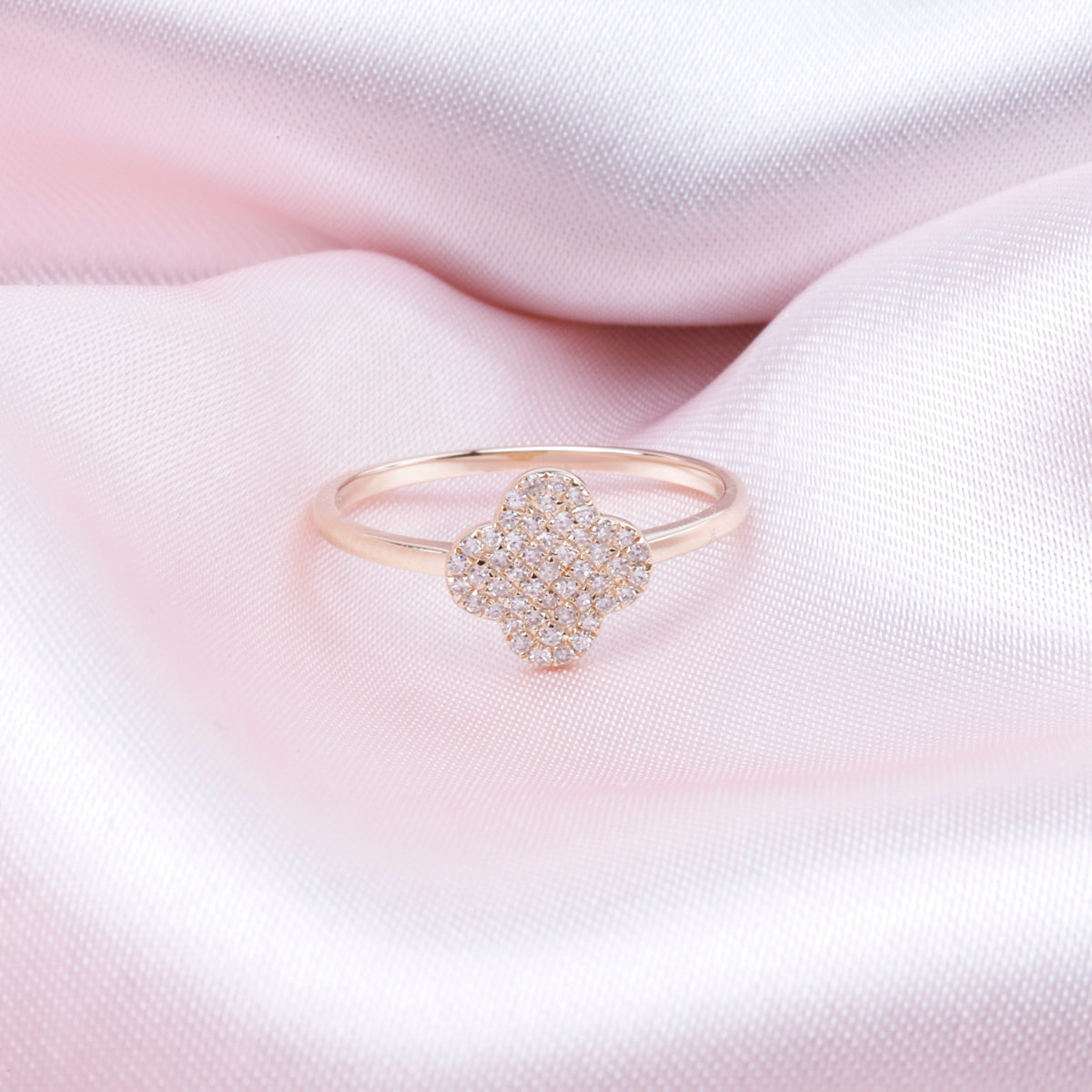 Alhambra Diamond Pave Ring with stunning diamond details. 