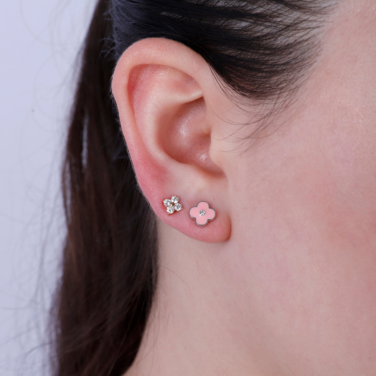 Enamel studs with a clover design. Diamond in its center for a stylish shine. 