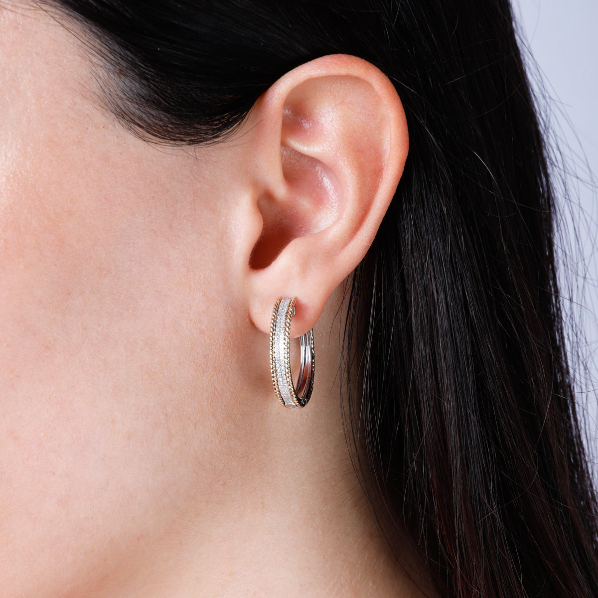 Cable frame Hoops features a frame design that is set with sparkling round diamonds on either side,