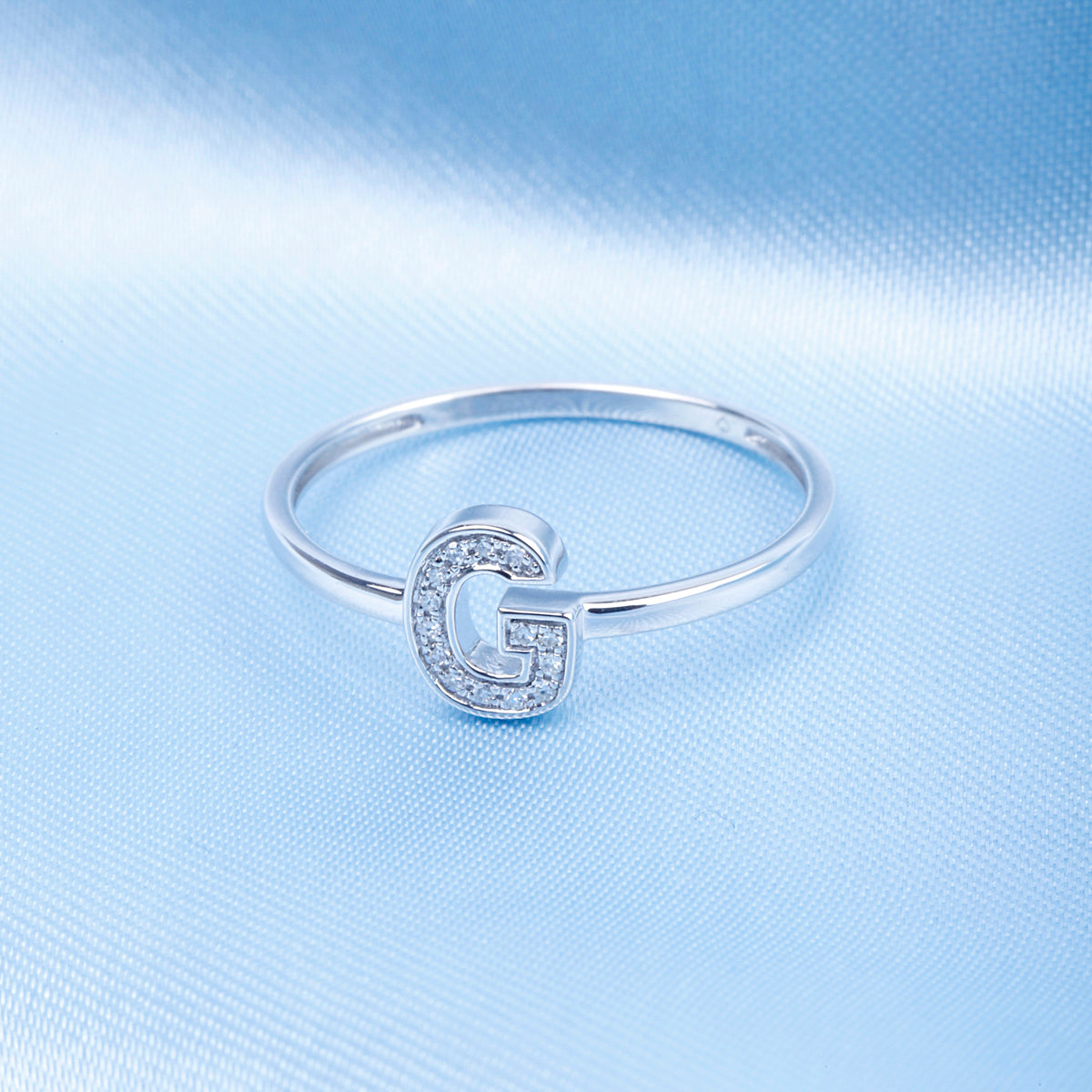 Block Initial Ring blends trends and timeless allure, making a distinct personalized statement.