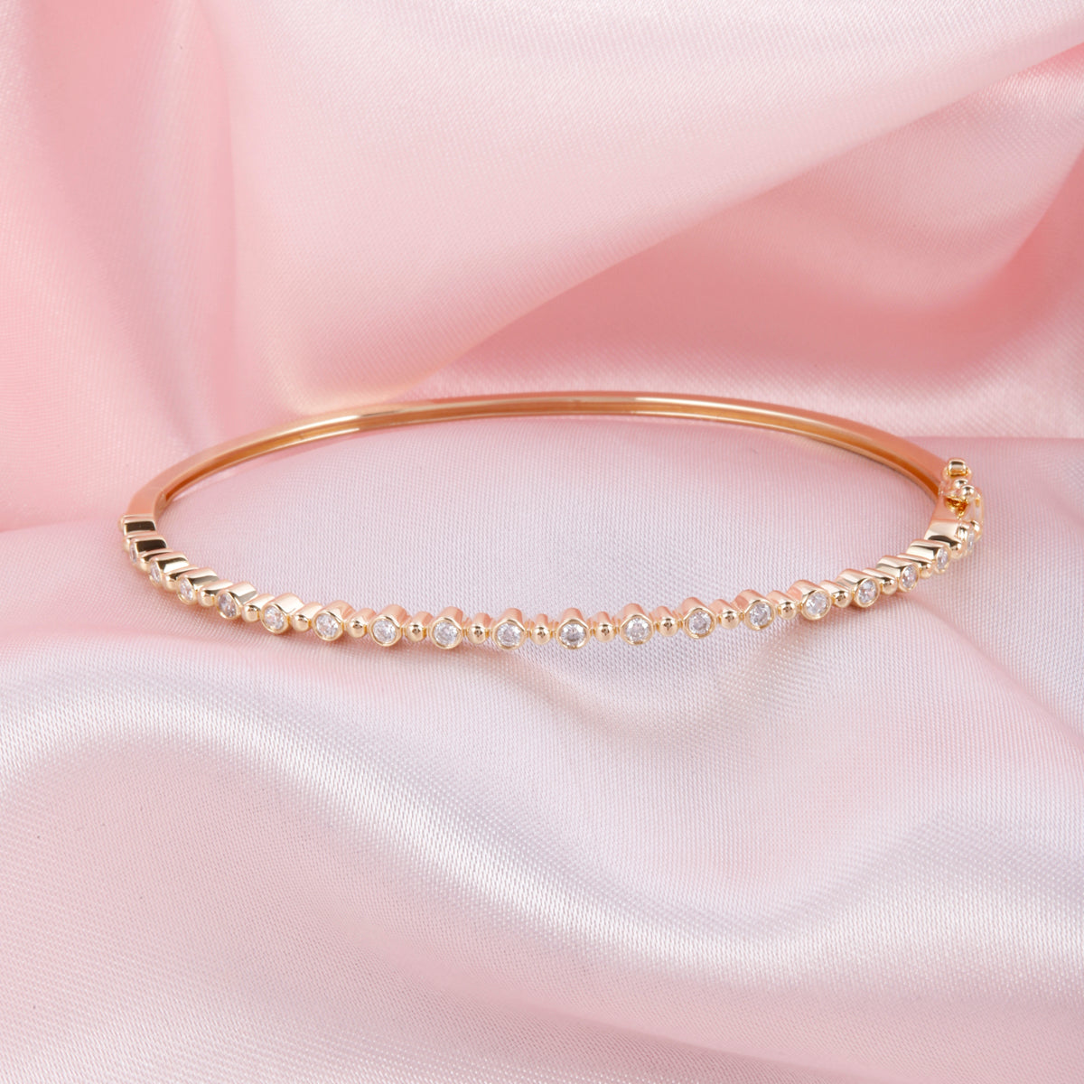 Bangle with elegance and simplicity. Crafted sparkling diamonds, effortlessly with classic beauty.