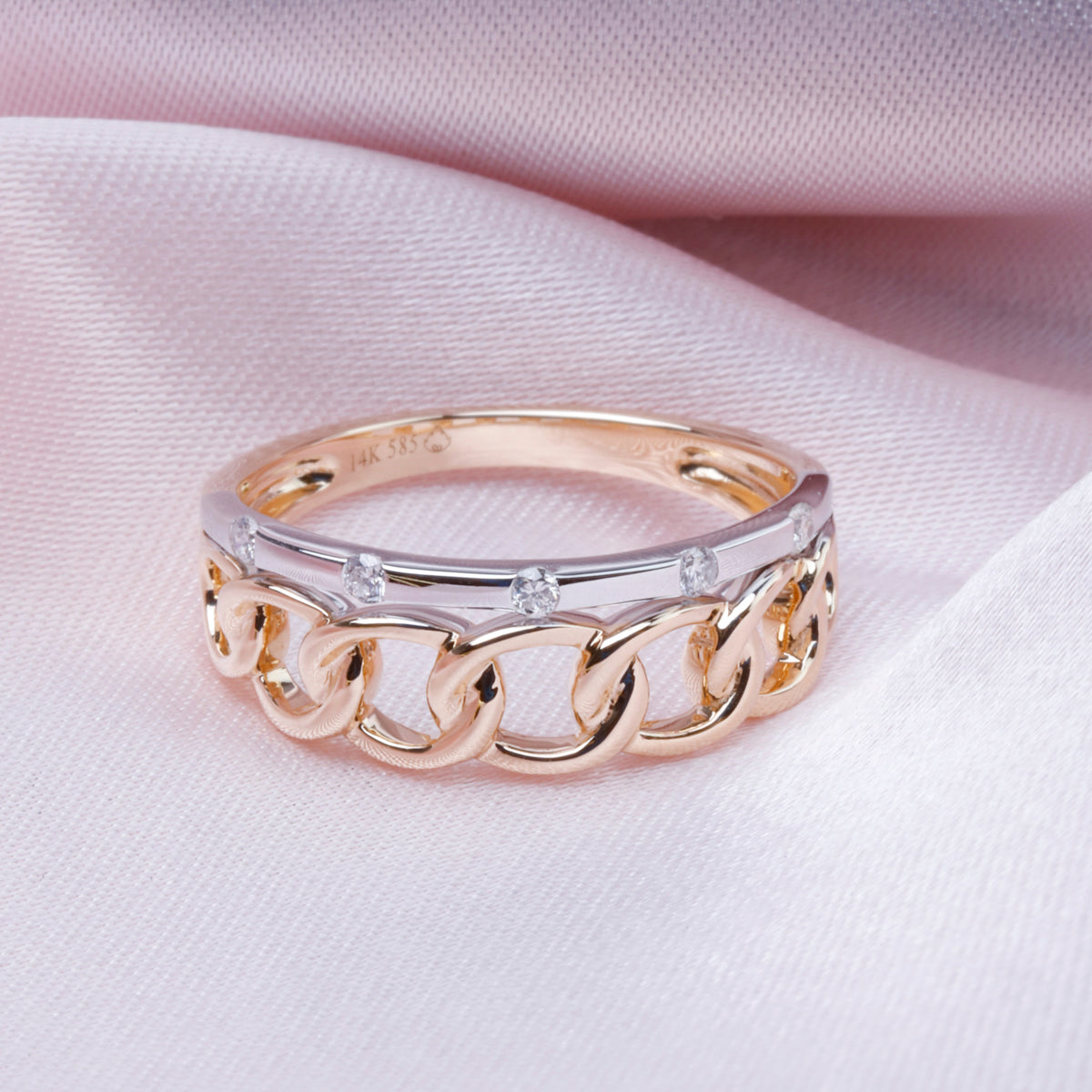 Diamond bar and interlocking chain ring encrusted with glittering diamonds. 