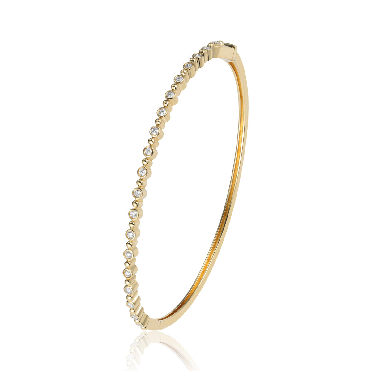 Bangle with elegance and simplicity. Crafted sparkling diamonds, effortlessly with classic beauty.