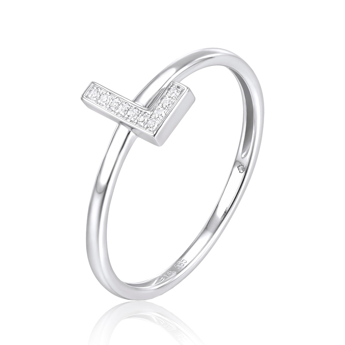 Block Initial Ring blends trends and timeless allure, making a distinct personalized statement.