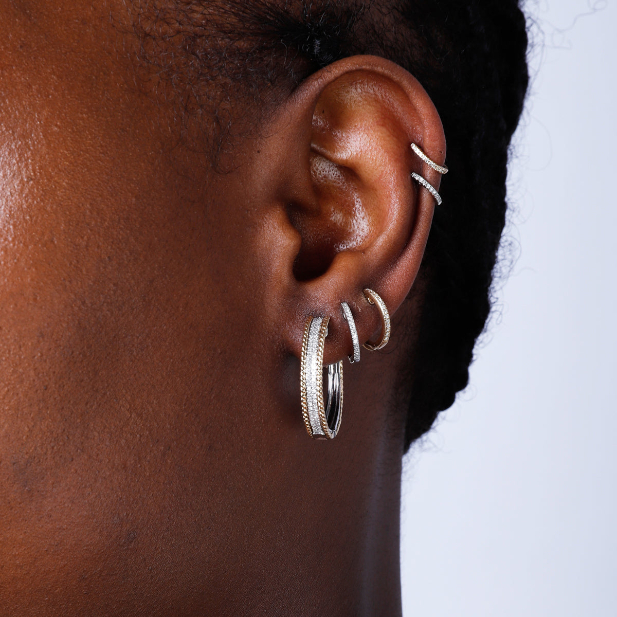 Cable frame Hoops features a frame design that is set with sparkling round diamonds on either side,